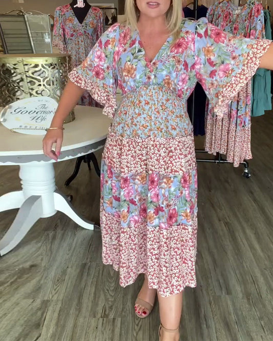 Blumenkleid mit V-Ausschnitt und Lotusärmeln