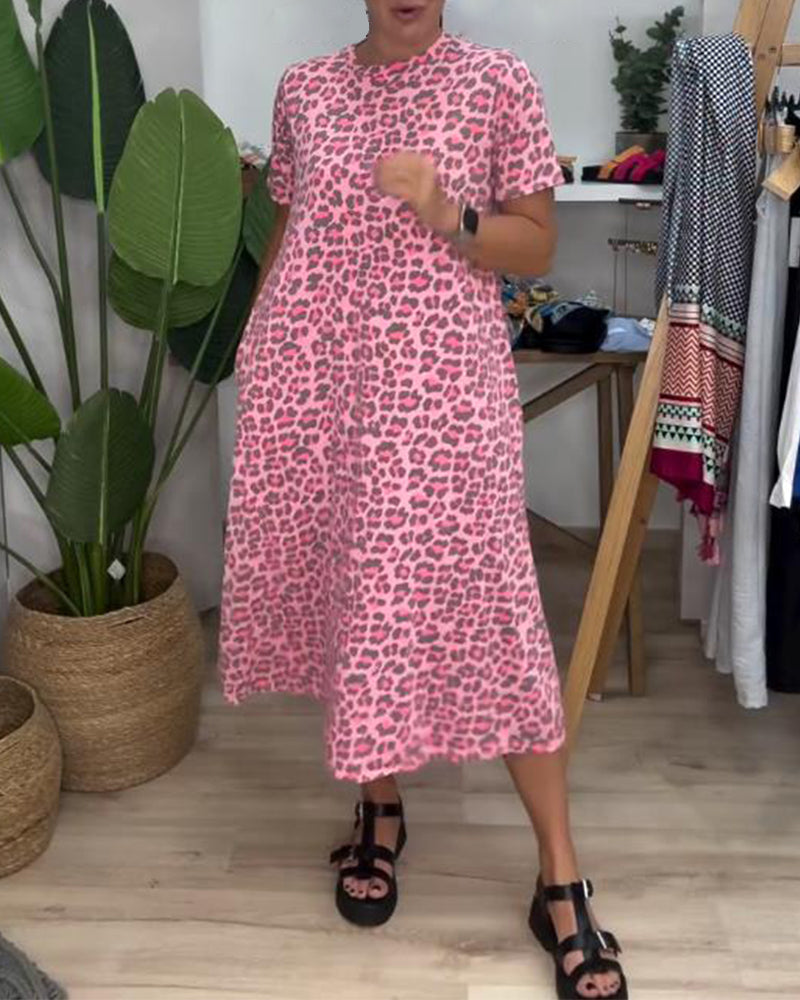 Kurzärmliges Rundhalskleid mit Leopardenmuster