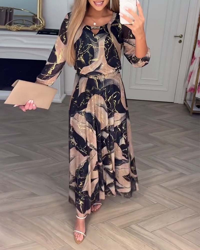 Elegantes Kleid mit Dreiviertelärmeln und bedruckter Taille