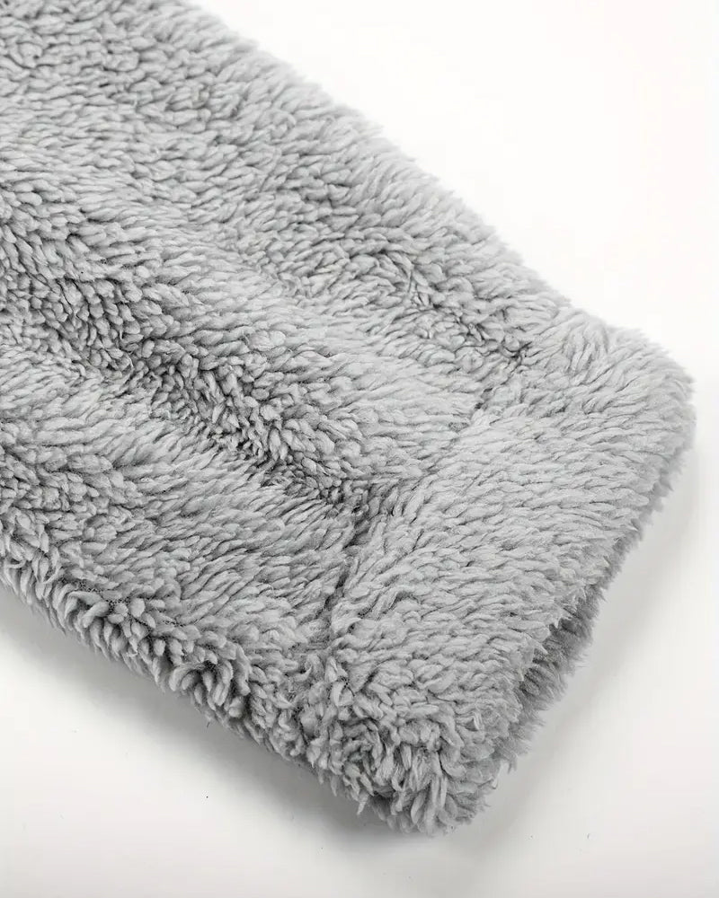 Dicker, pelziger Overall mit Fleecefutter