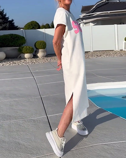 Modisches Kleid mit lockerem Schlitz