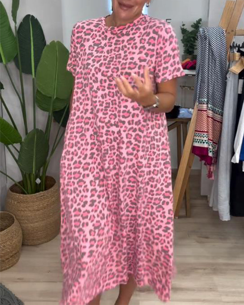 Kurzärmliges Rundhalskleid mit Leopardenmuster
