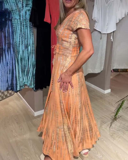 Kurzarmkleid mit V-Ausschnitt und Batikmuster