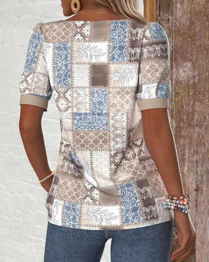 Schulterfreies, kurzärmliges T-Shirt mit Puzzle-Print