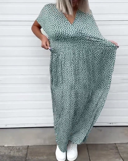 Kurzarmkleid mit V-Ausschnitt und bedruckter Taille