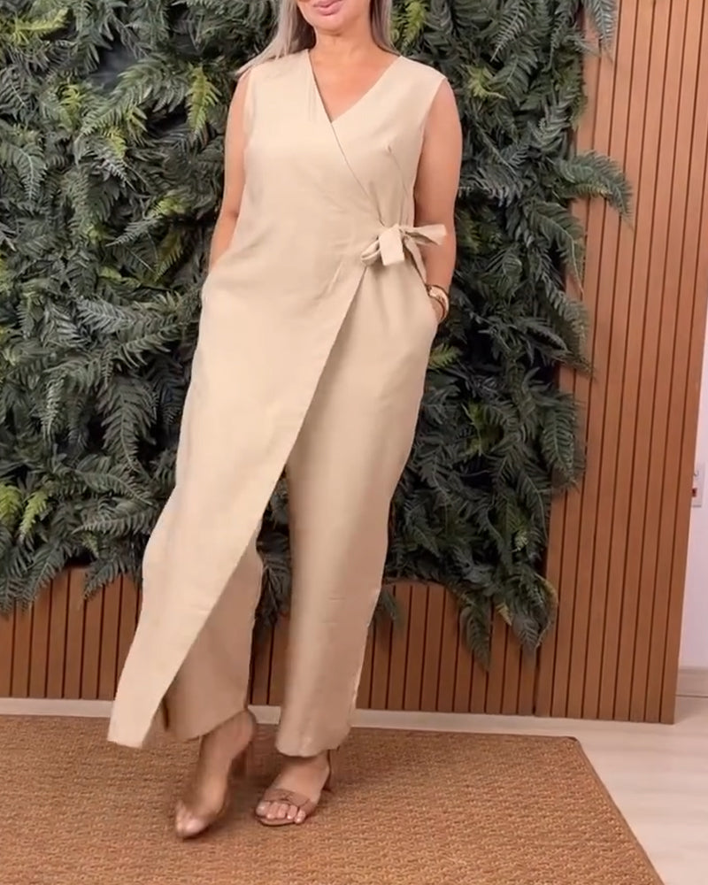 Jumpsuit mit ärmellosem Saum und V-Ausschnitt