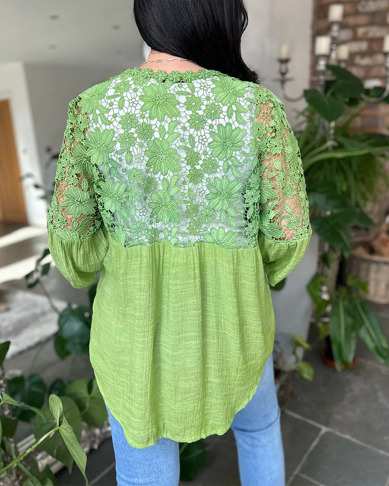 Lockere Bluse mit Spitzeneinsatz und Blumenmuster