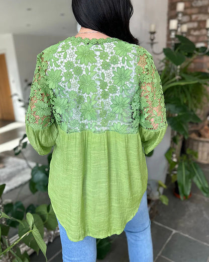 Lockere Bluse mit Spitzeneinsatz und Blumenmuster