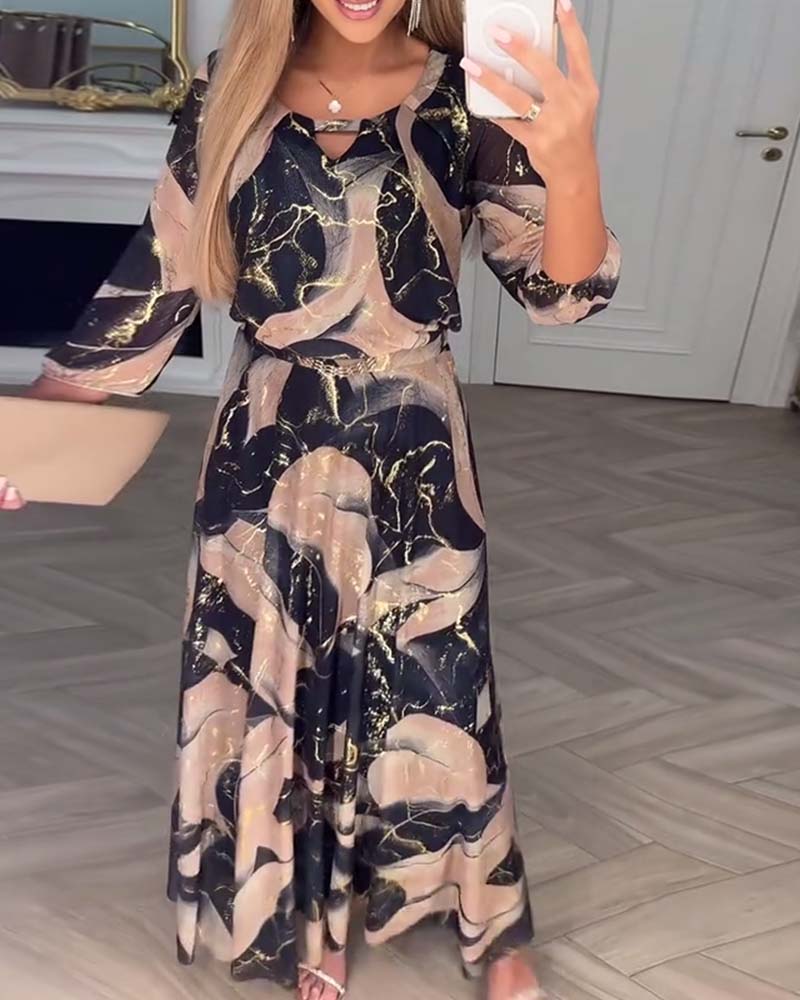 Elegantes Kleid mit Dreiviertelärmeln und bedruckter Taille