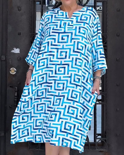 Lockeres, kurzärmliges Kleid mit geometrischem Muster
