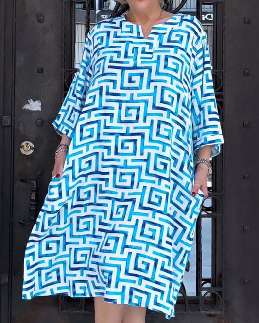 Lockeres, kurzärmliges Kleid mit geometrischem Muster