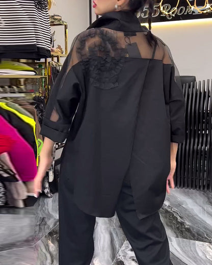 Bluse mit Blumenmuster und Spitzenbesatz am Revers