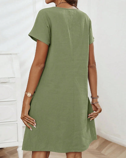 Etuikleid mit halblangem Reißverschluss und kurzen Ärmeln und Tasche