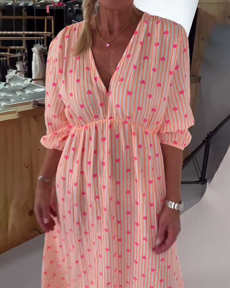 Elegantes Kleid mit V-Ausschnitt und Herz-Print