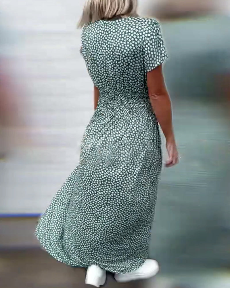 Kurzarmkleid mit V-Ausschnitt und bedruckter Taille