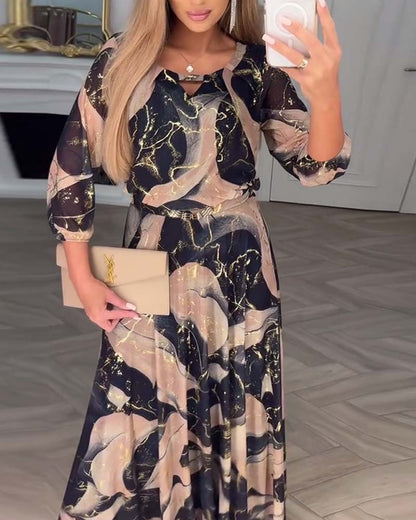 Elegantes Kleid mit Dreiviertelärmeln und bedruckter Taille