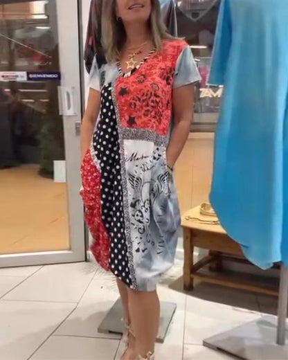 Abito con tasca a contrasto e pois stampati