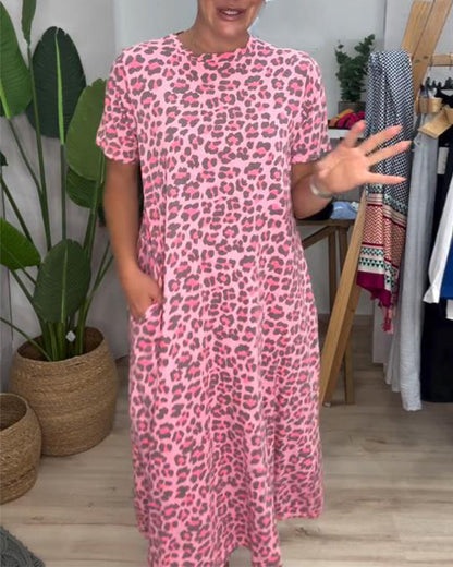 Kurzärmliges Rundhalskleid mit Leopardenmuster