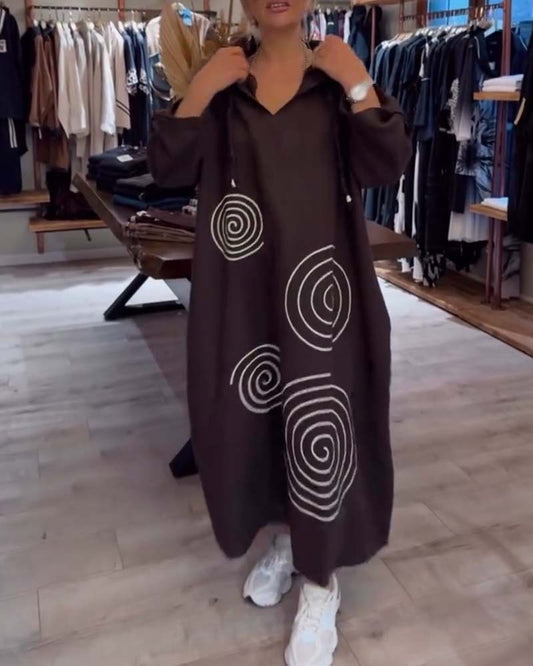Lockeres Kleid mit Kapuze und langen Ärmeln
