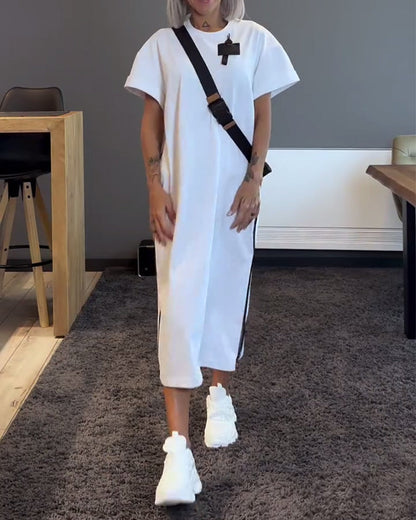 Freizeitkleid mit Rundhalsausschnitt und Schlitz in Kontrastfarbe