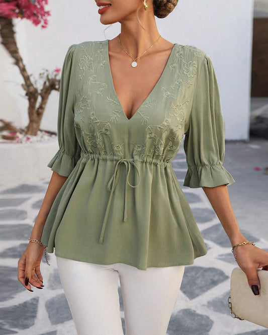 Elegante Bluse mit V-Ausschnitt und einfarbiger Taille