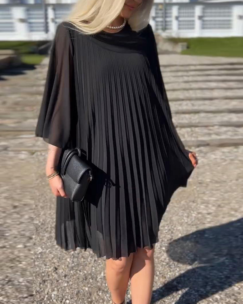 Plissiertes, einfarbiges Kleid mit Dreiviertelärmeln