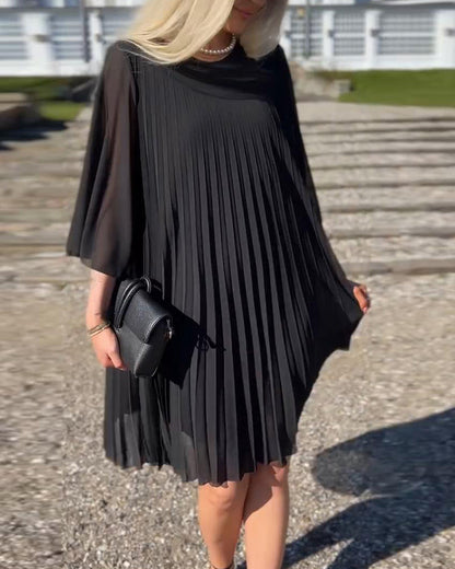 Plissiertes, einfarbiges Kleid mit Dreiviertelärmeln
