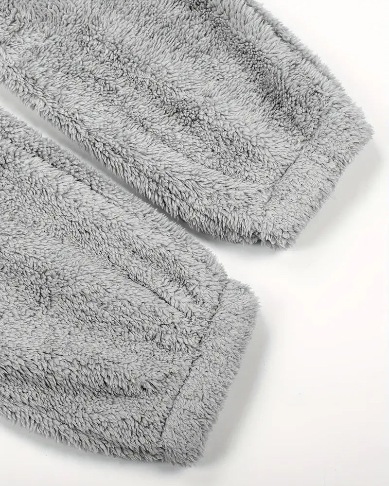 Dicker, pelziger Overall mit Fleecefutter