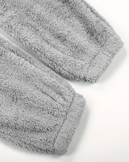 Dicker, pelziger Overall mit Fleecefutter