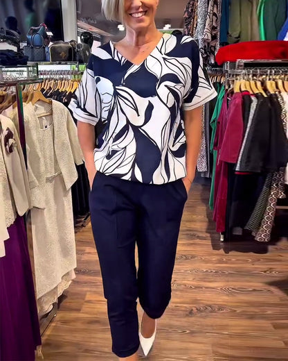 Lässiges T-Shirt mit V-Ausschnitt und Print