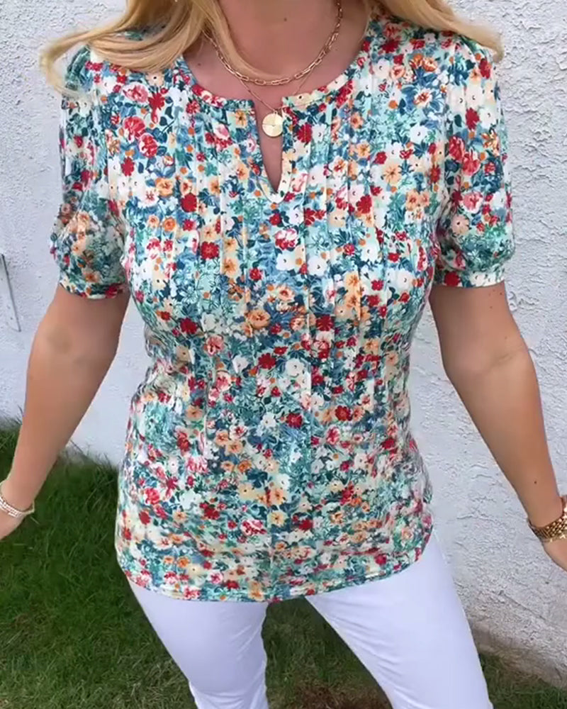 Kurzärmlige Bluse mit Blumenmuster und Plissee