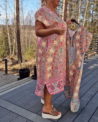 Bedrucktes Etuikleid mit V-Ausschnitt und kurzen Ärmeln