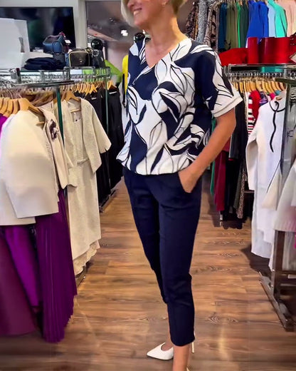 Lässiges T-Shirt mit V-Ausschnitt und Print