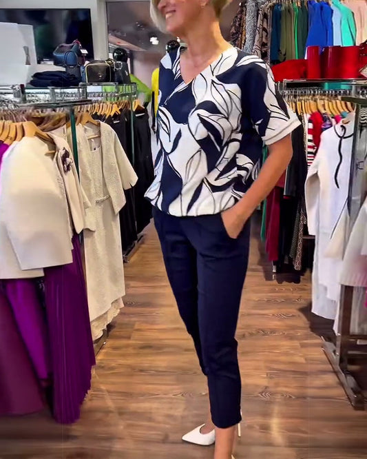 Lässiges T-Shirt mit V-Ausschnitt und Print