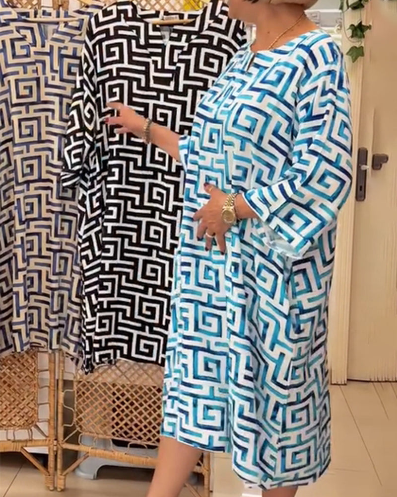 Lockeres, kurzärmliges Kleid mit geometrischem Muster