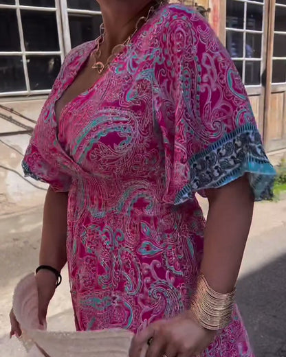 Abito stampato con scollo a V