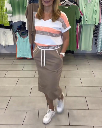 Completo gonna sportiva a righe con scollo a V