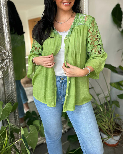 Lockere Bluse mit Spitzeneinsatz und Blumenmuster