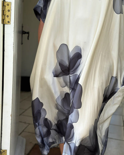 Lockeres Blumenkleid mit V-Ausschnitt und Fledermausärmeln