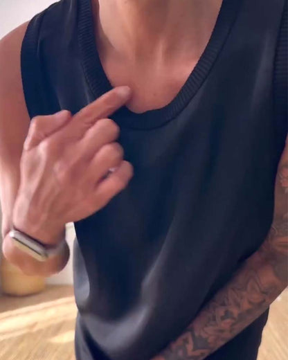 Temperamentvolles, einfarbiges, ärmelloses Kleid mit Schlitz