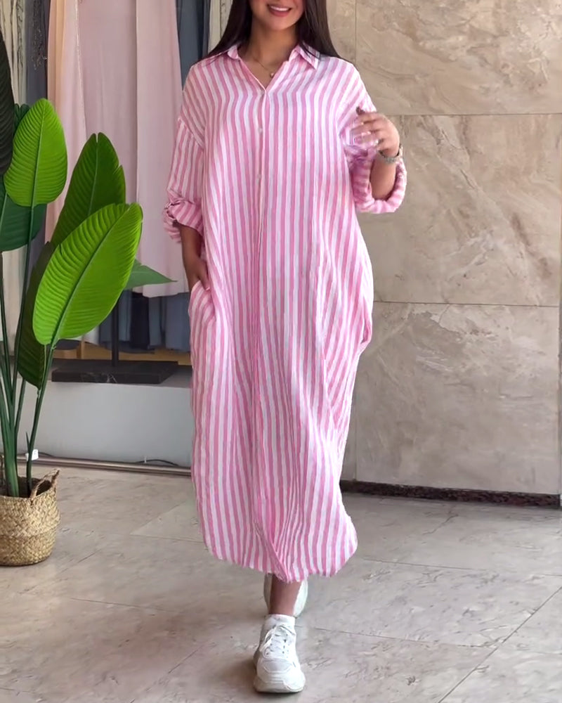 Lockeres gestreiftes Kleid mit Revers