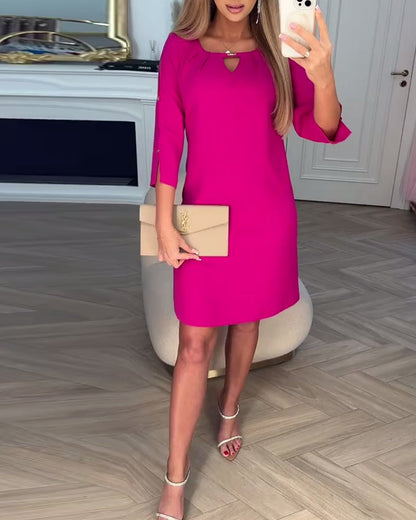 Elegante abito dritto in tinta unita con scollo a V