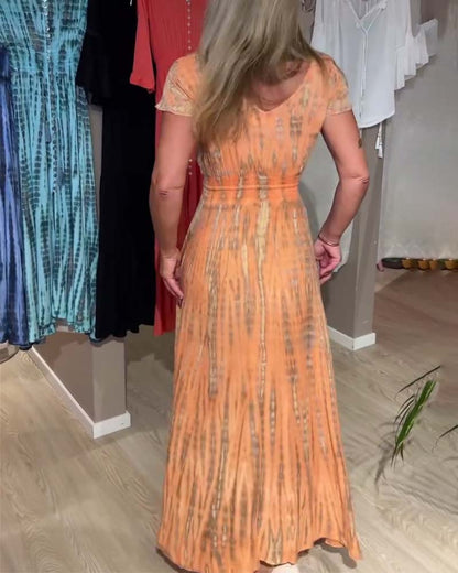 Kurzarmkleid mit V-Ausschnitt und Batikmuster