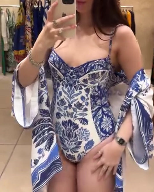 Trägerloser, zweiteiliger Badeanzug mit Cape