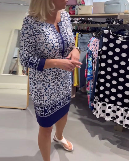 Schmales Kleid mit Dreiviertelärmeln und Kontrastdruck