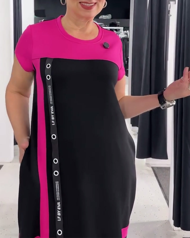 Lässiges Kleid in Kontrastfarbe mit Rundhalsausschnitt