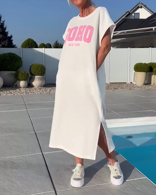 Abito alla moda con spacchi larghi