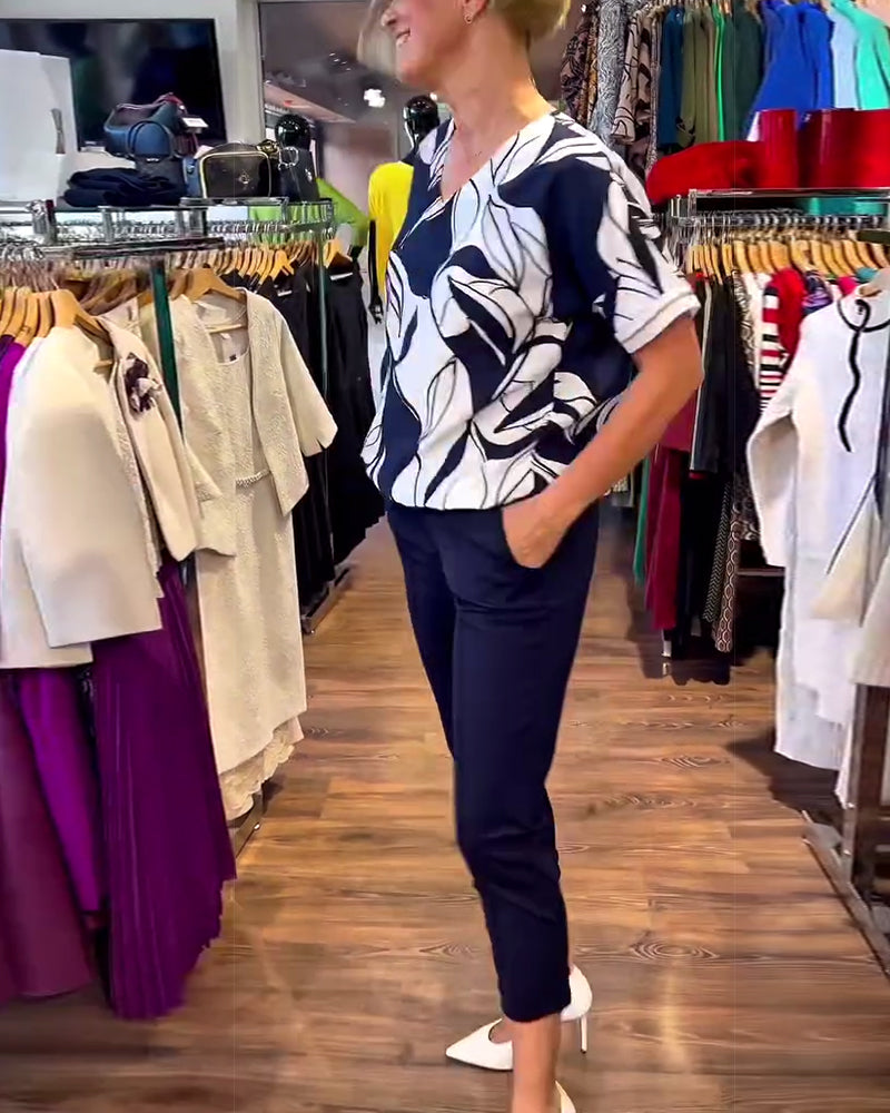 Lässiges T-Shirt mit V-Ausschnitt und Print