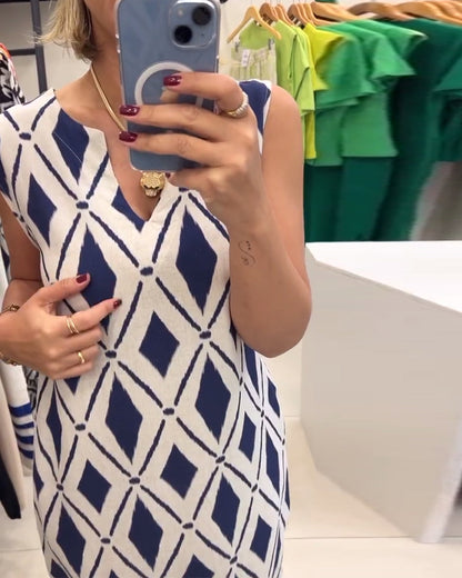 Ärmelloses Kleid mit Rautenschlitz