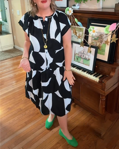 Schwarz-weißes Kleid mit geometrischem Print